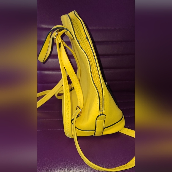 Yellow backpack - Picture 8 of 12